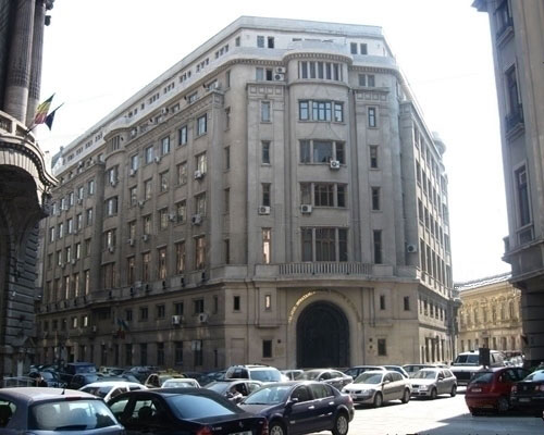 Poza cladirea centrala Universitatea Spiru Haret